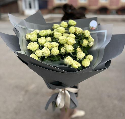 Букет Белые кустовые розы Солинеро в Батецком