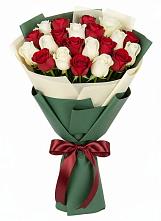 Букет Микс из красных и белых роз в Батецком