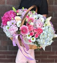 Композиция солнечный день в Батецком Цветочная композиция из Розы, Хризантемы, Пионы и Лизиантусы в корзине в Батецком