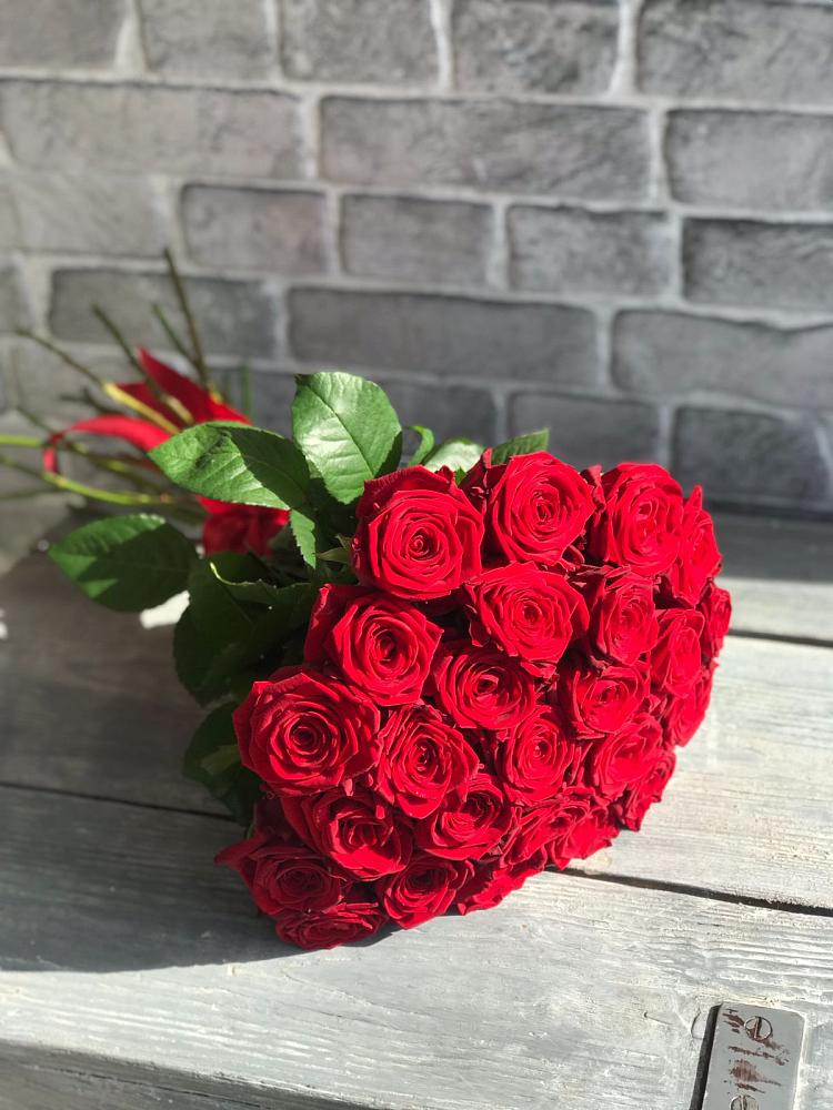 Букет Красные розы Фридом в Батецком