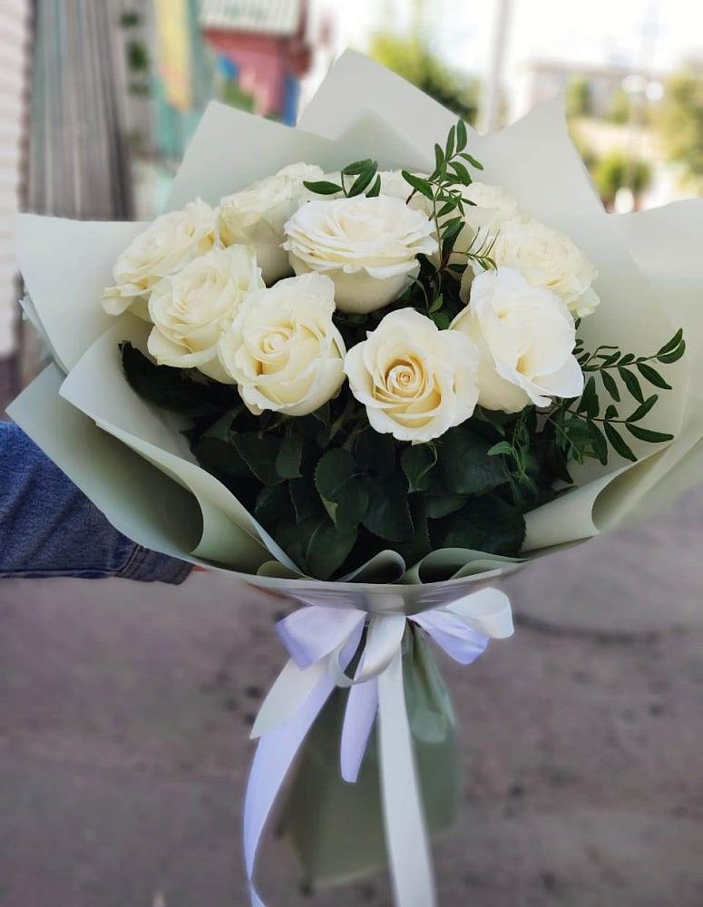 Букет Белые розы Проуд в Батецком
