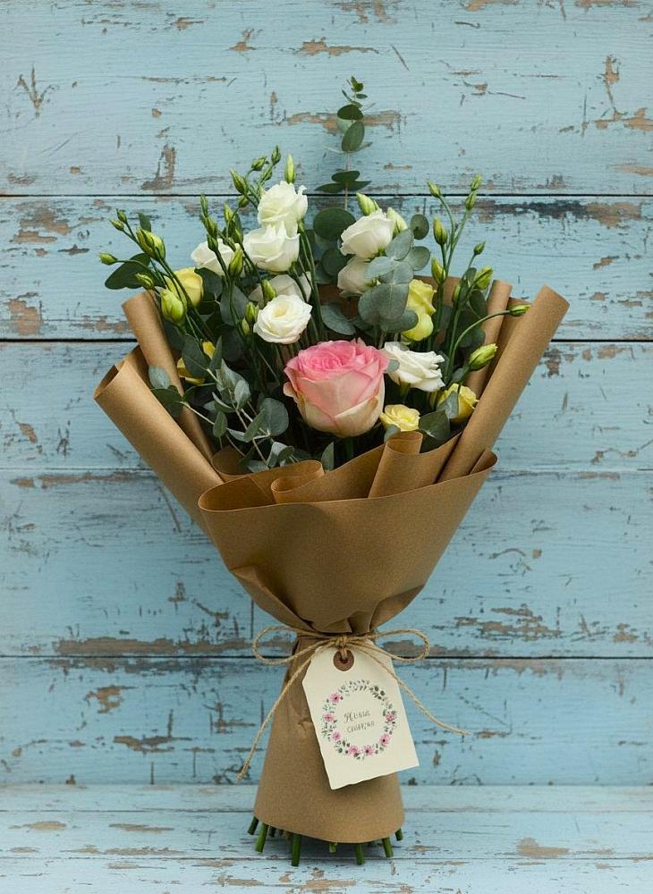 Букет цветов из: Розы и Лизиантусы в Батецком