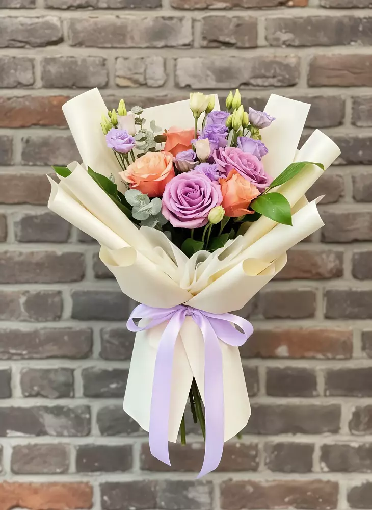 Букет цветов из: Лизиантусы и Розы в Батецком