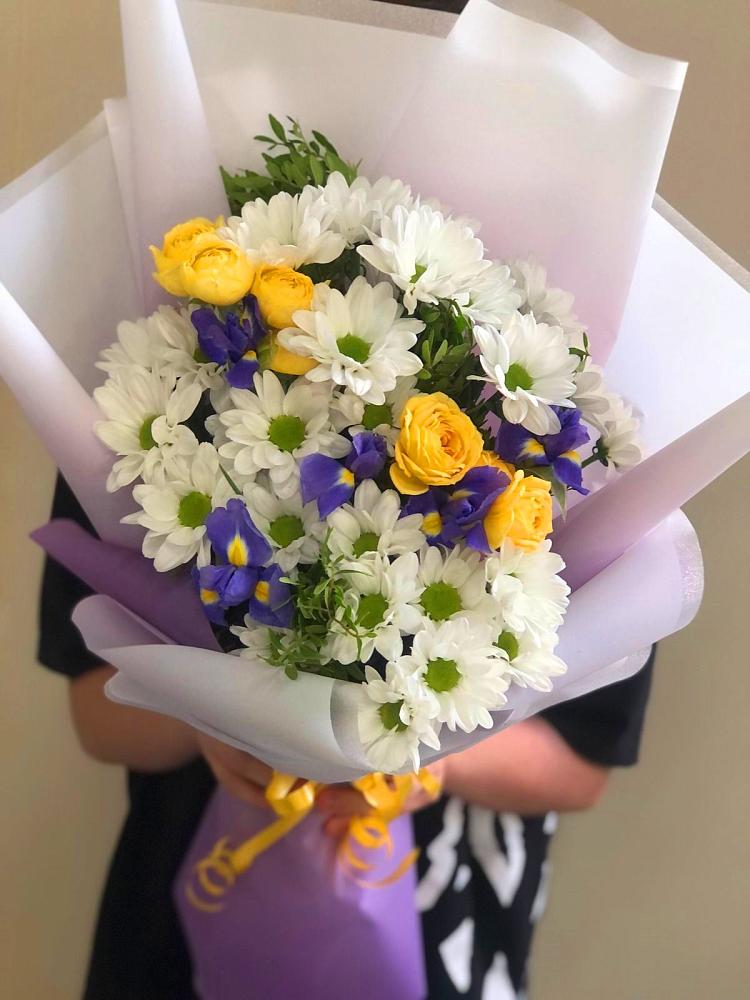 Букет цветов из: Ирисы, Хризантемы и Розы в Батецком