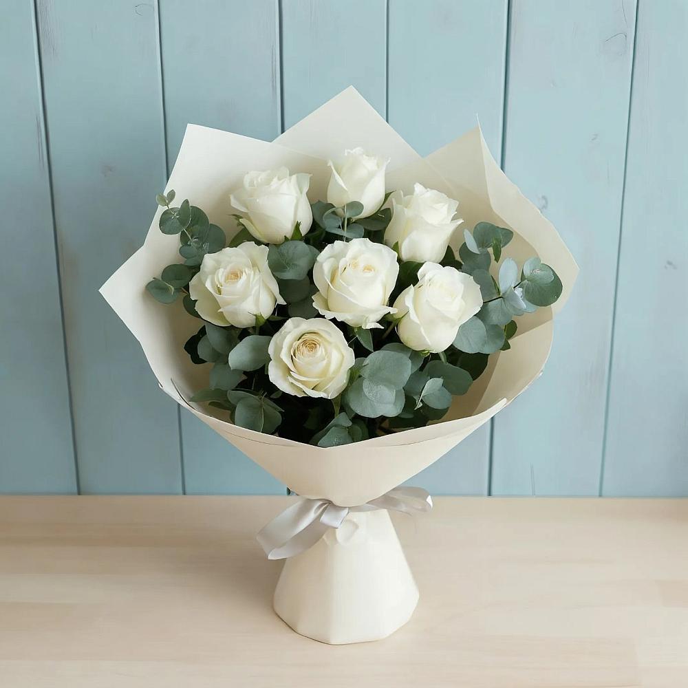 Букет Белые розы в Эвкалипте в Батецком
