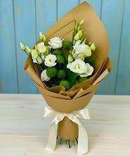 Букет цветов из:  Хризантемы и Лизиантусы в Батецком