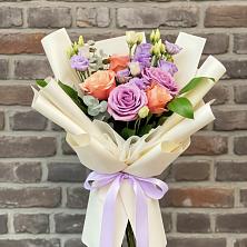 Букет цветов из:  Лизиантусы и Розы в Батецком