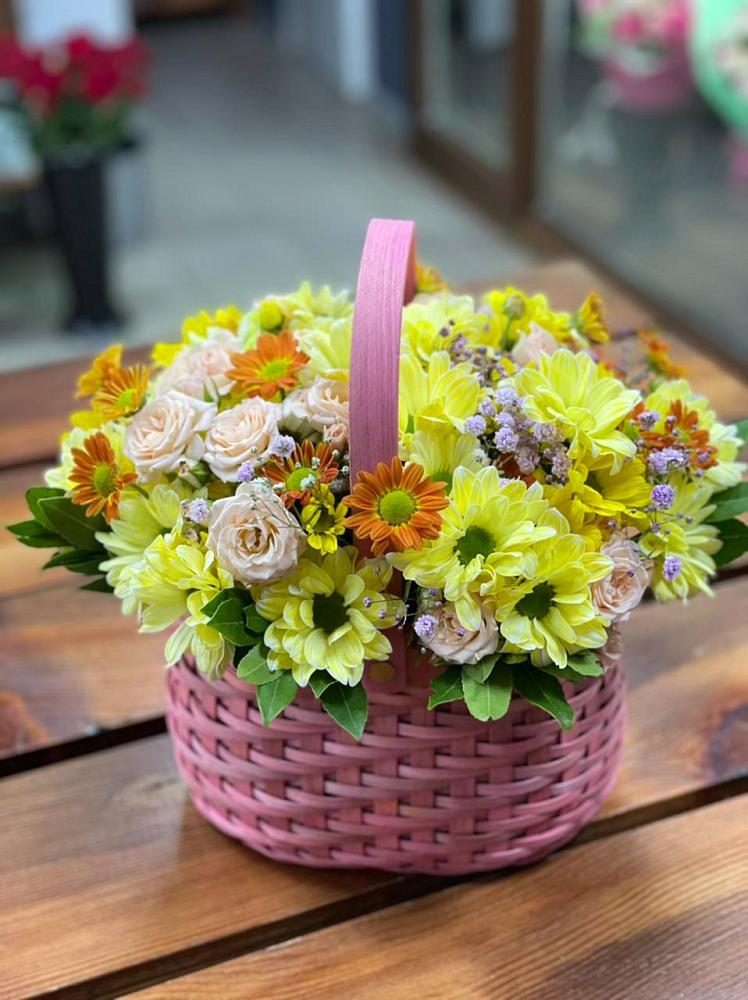 Цветочная композиция из Хризантемы и Розы в корзине в Батецком