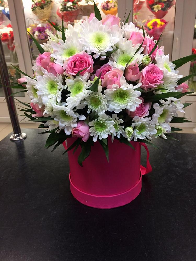 Цветочная композиция из Розы и Хризантемы в шляпной коробке в Батецком