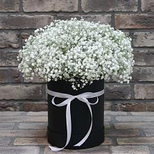 Цветочная композиция из Гипсофила в шляпной коробке в Батецком