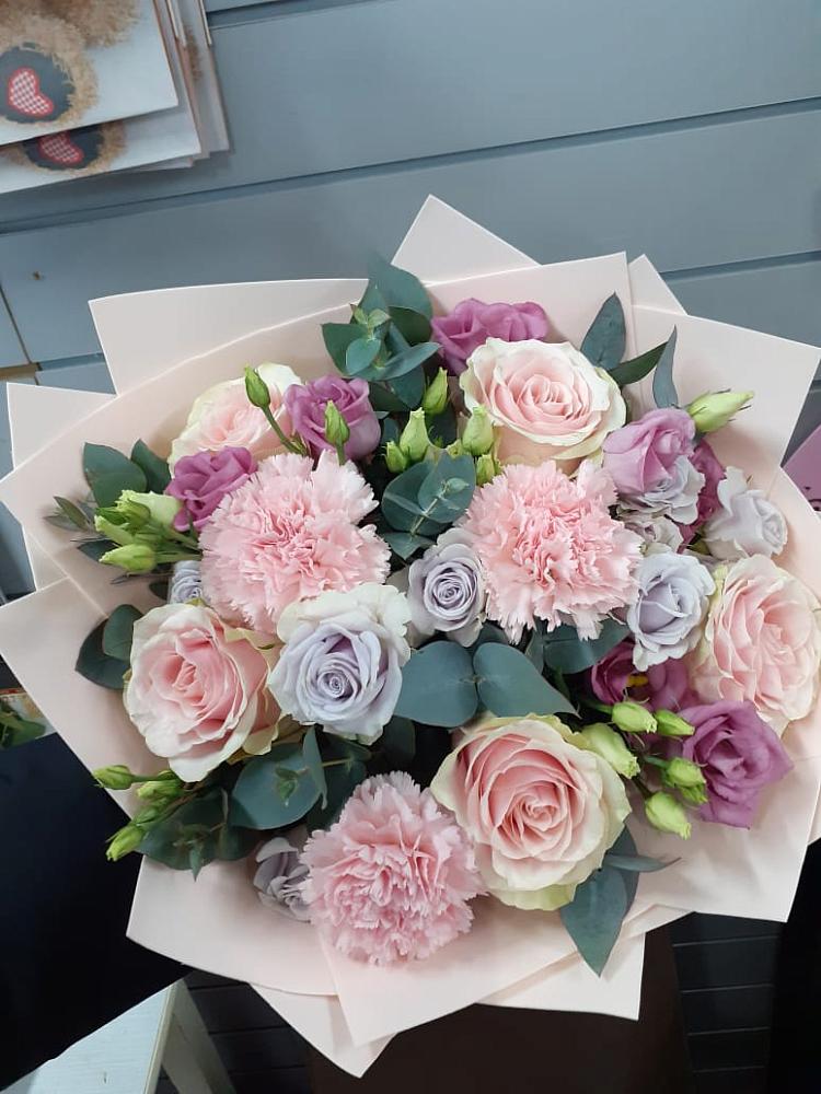 Букет цветов из: Розы, Гвоздики и Лизиантусы в Батецком