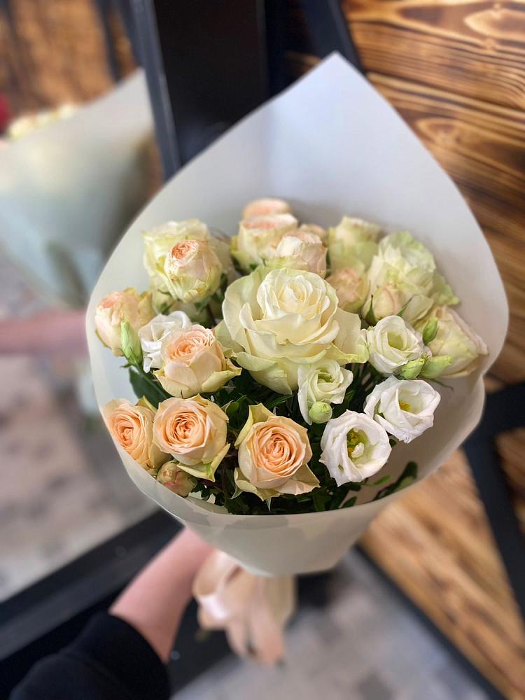 Букет цветов из: Розы и Лизиантусы в Батецком