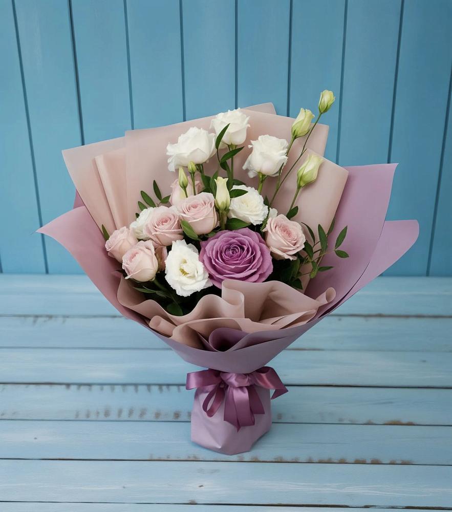 Букет цветов из: Розы и Лизиантусы в Батецком